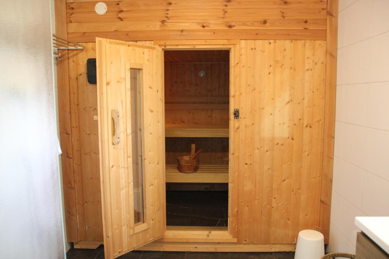 Familiehuis De Betuwe Met Prive Kunstgras Tennisbaan En Sauna Erichem Exterior foto