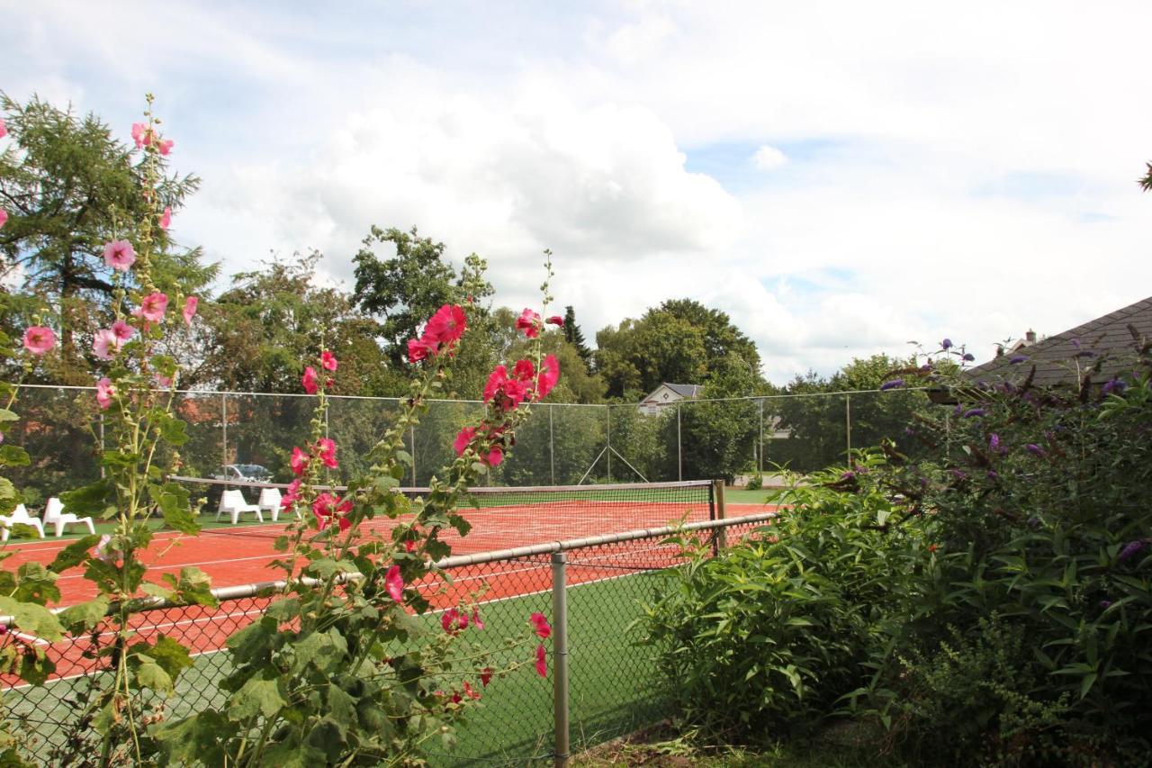 Familiehuis De Betuwe Met Prive Kunstgras Tennisbaan En Sauna Erichem Exterior foto